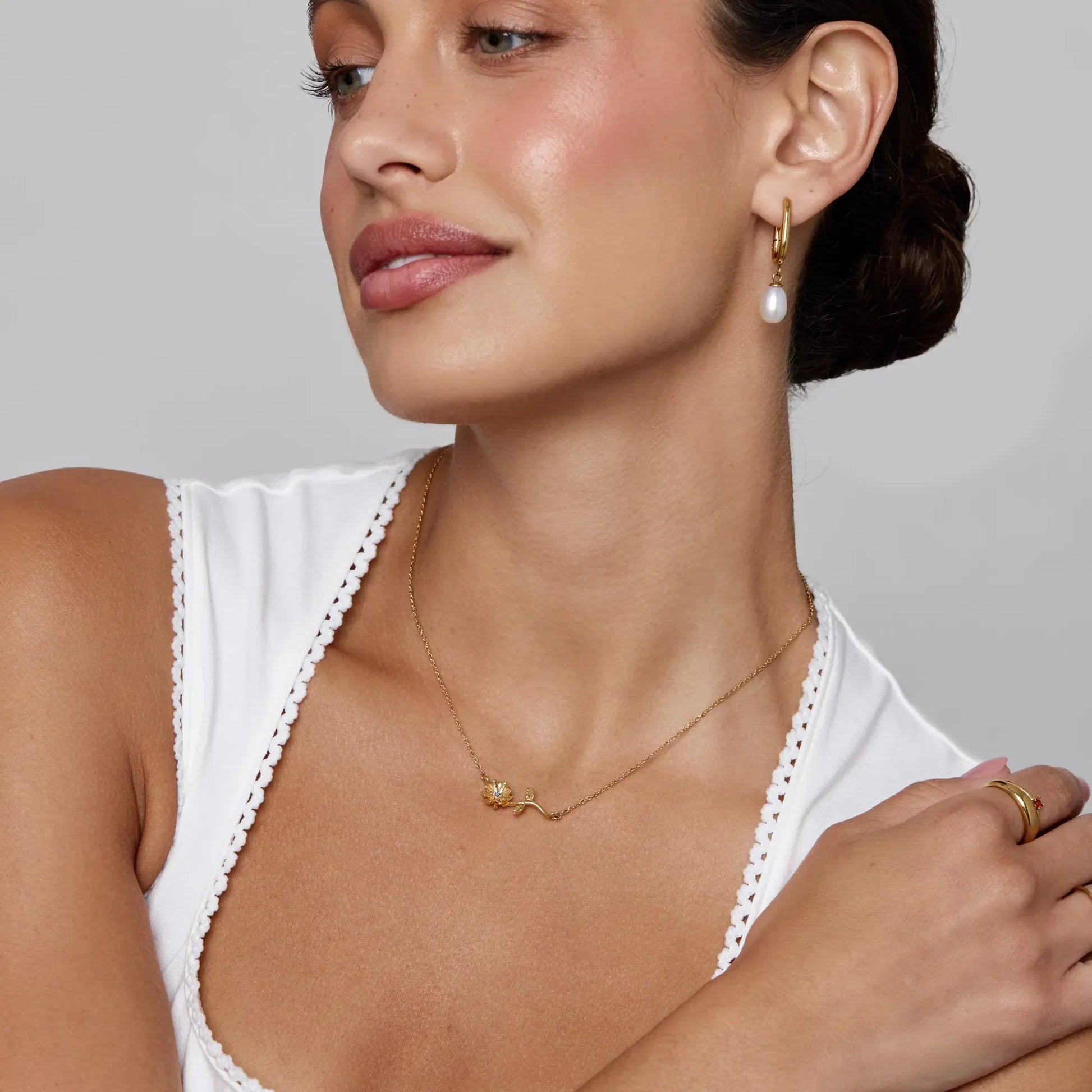 Birth flower necklace gold close-up — Olivia Jewelry