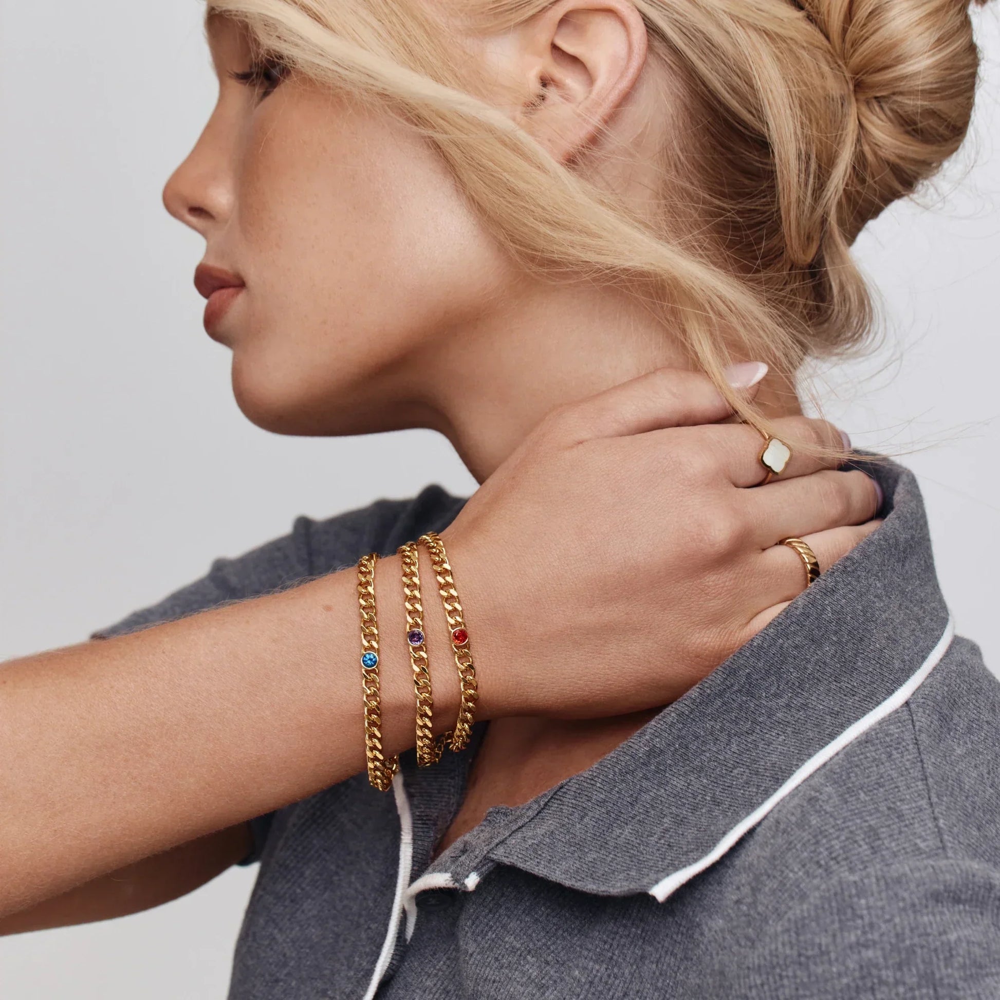 Personalised birthstone curb chain bracelet close-up — Olivia Jewelry